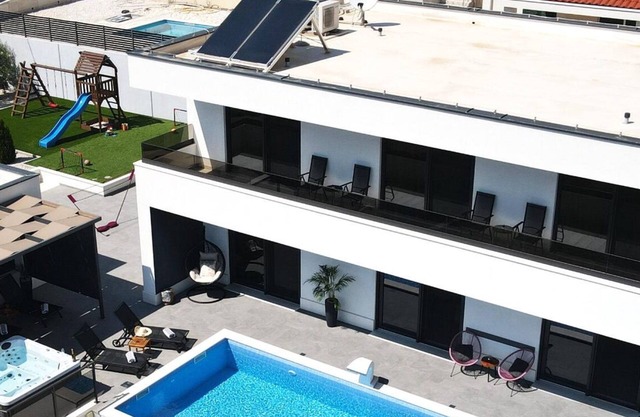 Hilltop Villa: Jacuzzi, Sauna, Heated Pool, EV Charger, Playground & King Beds