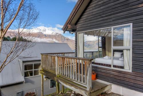 Hilltop Weekender - Two bedroom Home
