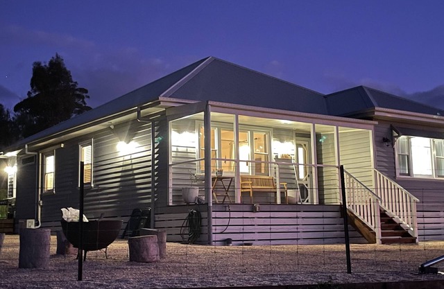 Hillview Country House - Luxury Retreat near Maldon, Best Views, Firepit & Deck