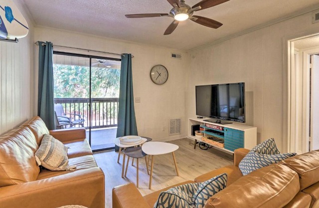 Hilton Head Condo with Covered Balcony and Pool Access