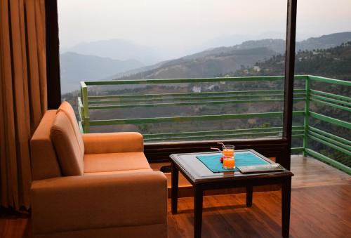 Himalayan Mountain and Valley View - Garden with bonefire - Ample Parking - Luxury Balcony rooms -by Aachman Stays! Mashobra