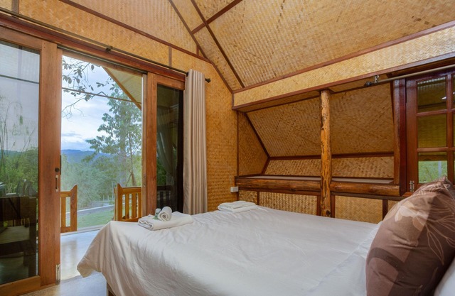 Hin Khong Villa bungalow with two single beds