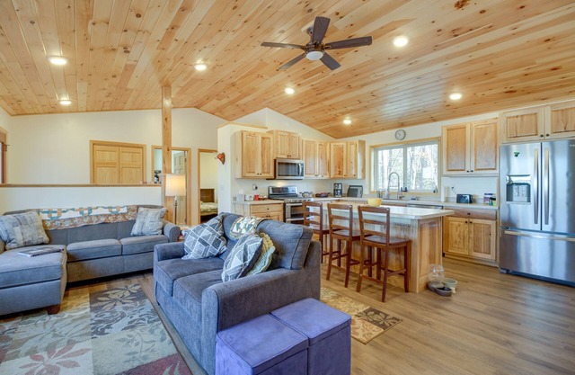 Hines Vacation Rental w/ Grill: Walk to Lake!