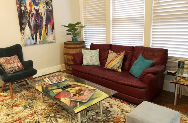 Eclectic 3BR Highlands Apartment + Bardstown Rd Strip = ¡Camina a toda la diversión!