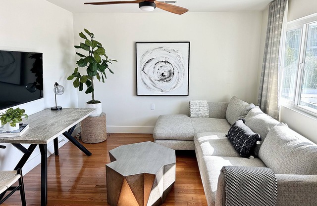 Hip Apartment & Huge Patio Sunset Views, 20 Blocks to the Beach
