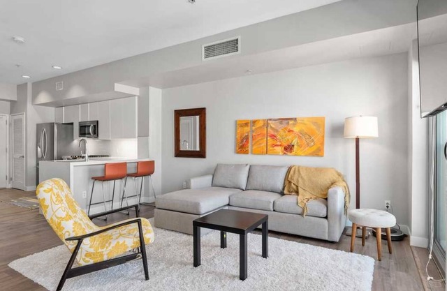 Hip Condo in Happening Gaslamp!