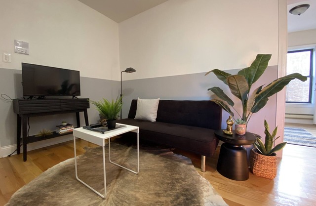 HIP EAST LAKEVIEW/LINCOLN PARK DESIGNER FLAT WITH FREE PARKING