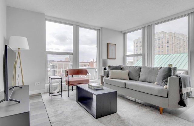 Hip Edgewater Studio w/ Gym, Deck & Lounge, 5 blocks to L, by Blueground