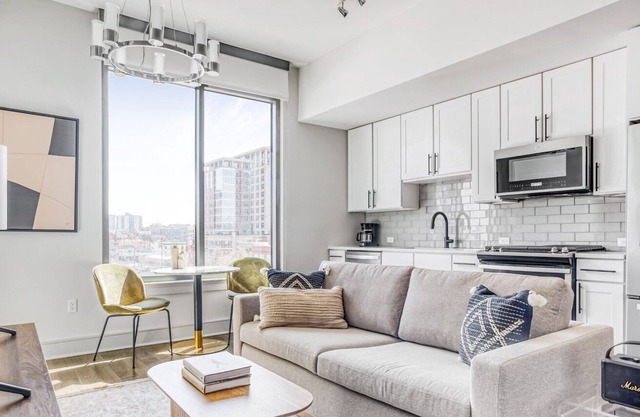 Hip Golden Triangle Studio w/ Gym & Pool near Capitol Hill, by Blueground