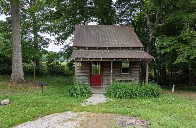 Cabaña 8, pequeña cabaña rústica ubicada en el condado de Brown Indiana