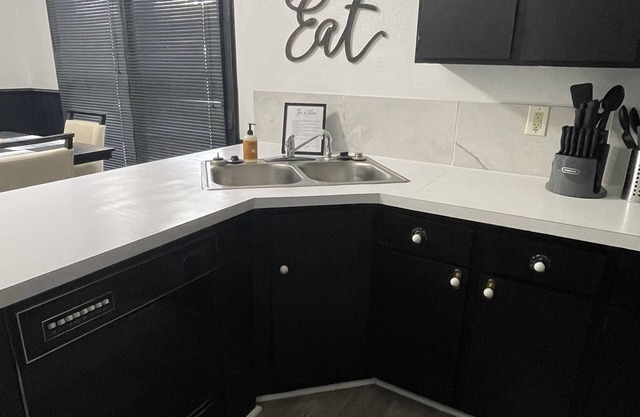 Historic 1-bedroom house with WiFi, washer and dryer. Short walk to town.