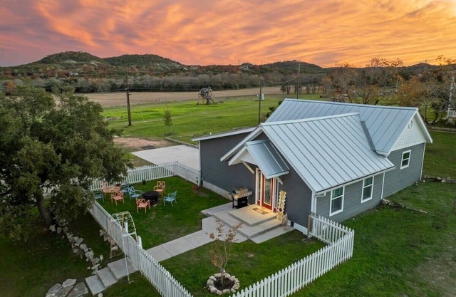 Historic 1 BR Cottage with Mountain Views and Firepit