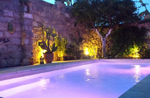 Salento 1700 Villa, piscina, cerca del mar, ofrece un ambiente íntimo y romántico.