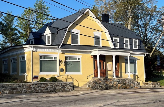 Historic 1898 Bank, 2025 Renovation! 6Bed/4Bath, Sleep 12, 2 Kitchens, Fire-pit.
