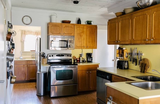 Historic 1930's Cottage Overlooking Crescent Harbor