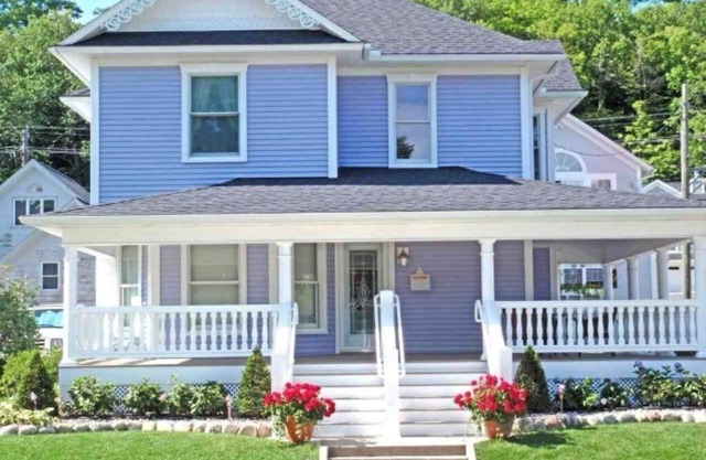 Historic 2-bedroom in charming Harbor Springs with WiFi, AC, 1 block to water