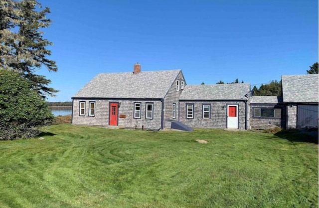 Historic 2-bedroom cottage surrounded by Roque Bluffs State Park-steps to beach