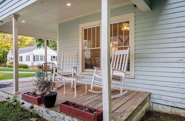 Historic 2BR Retreat Walk to Eats Porch & Yard