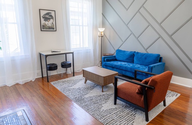 Historic 3BR Apt with King Beds in the Heart of the Starland District