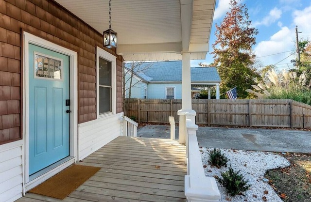 Renovated 1919 3BR Gem / Big Yard & 30+ Day Stays