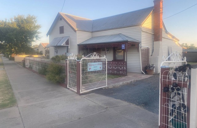 Historic 4 bedroom cottage in town tastefully renovated with accessible bathroom