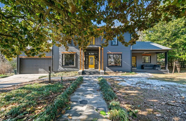 Historic 5 Bedroom Home Walking Distance to Downtown Jasper!