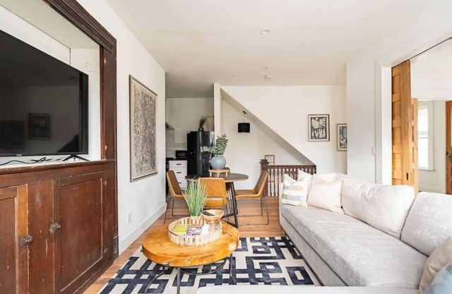 Historic 6BR Walk to NW Shops Sleeps 12