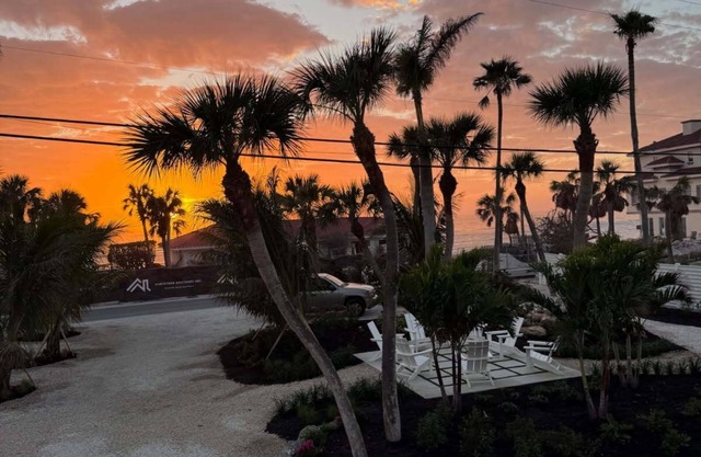 Historic Admiral Benbow Club Suite-4 beds x 4 Baths, 2 Kitchens, Beach Access !