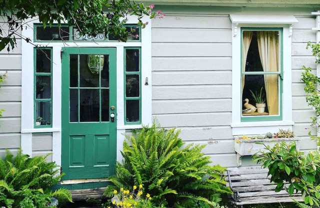 Historic Albion Cottage in Albion Village ~ Pets Welcome!