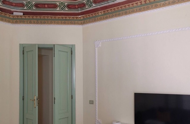 Historic apartment with frescoed ceilings, in the center of the city