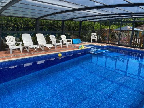 Historic Bassets acre, 4 min walk to Beach, Pubs,Restaurants, Shops, Htd Pool, Stunning walks, Hottub, Games rm, Garden, BBQ, Just 6 beautiful 1-3 bdr Apartments, Enjoy being one of the few! Free Parking and WIFI