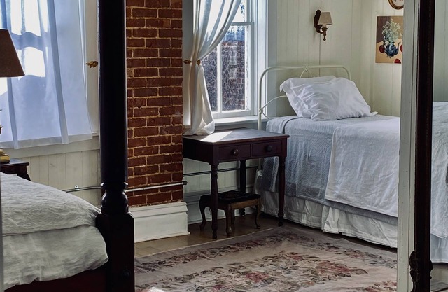 Historic BLUE RIBBON upstairs apartment full breakfast included in BR cafe