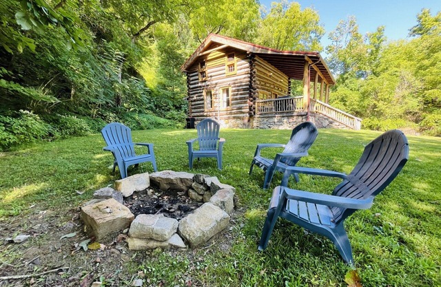 Historic Cabin, Magical Setting in Hot Springs