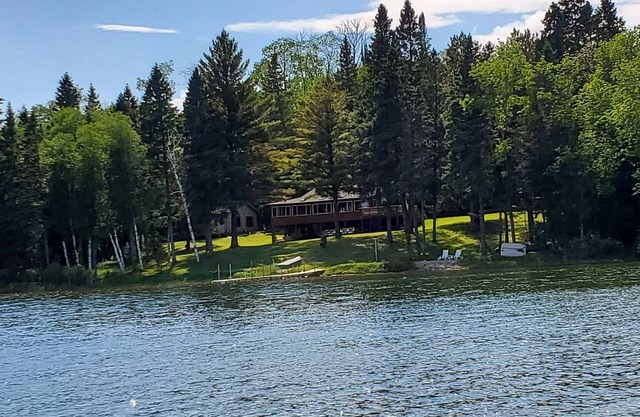 Cabaña histórica en Big Elbow Lake. ESPECIALES DE MEDIA SEMANA de domingo a viernes -