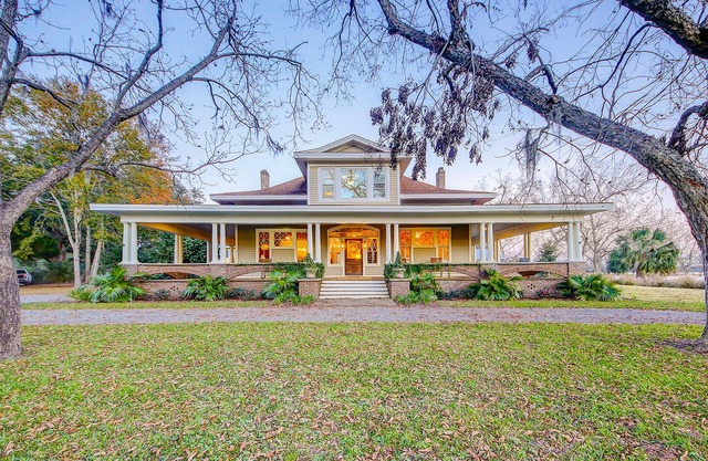 Historic charmer with private pool, outdoor kitchen. wrap-around porch, & dock