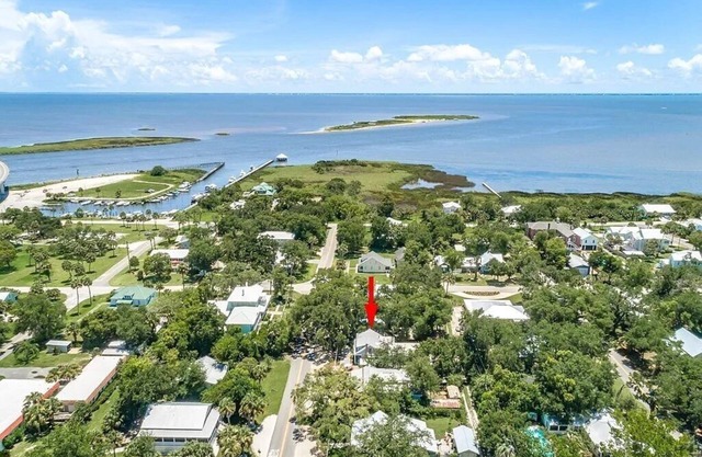 Historic Coastal Retreat: 3‑BR Cape Cod Cottage w/ Courtyard, Porch & Bay Access