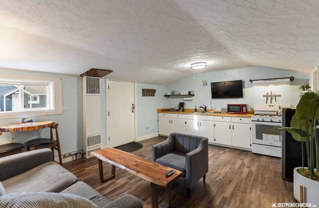 Historic cottage - 10 minute walk to restaurants & trails
