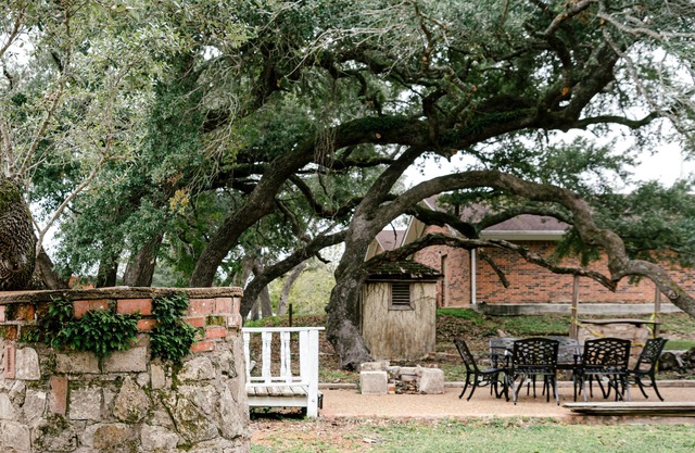 Historic Cottage & Century Oaks