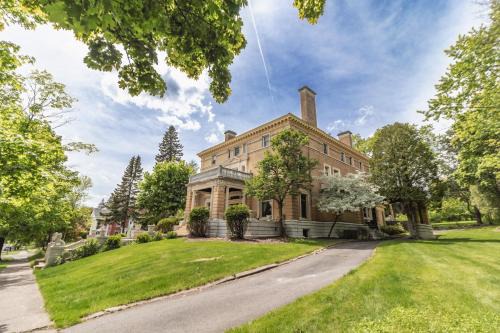 Historic Cotton Mansion Duluth Boutique Hotel