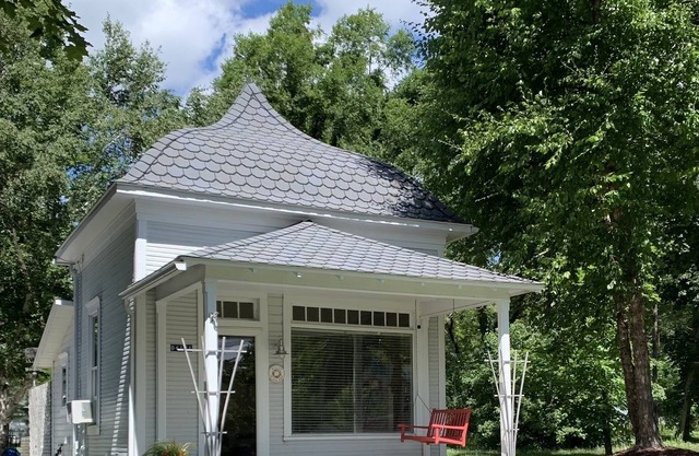 Historic cozy cottage in Walloon Lake village close to Boyne Mountain skiing!