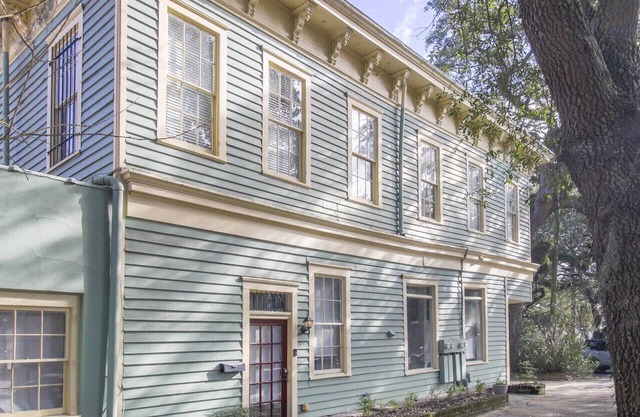 Historic District 2/2 | Center of Town!