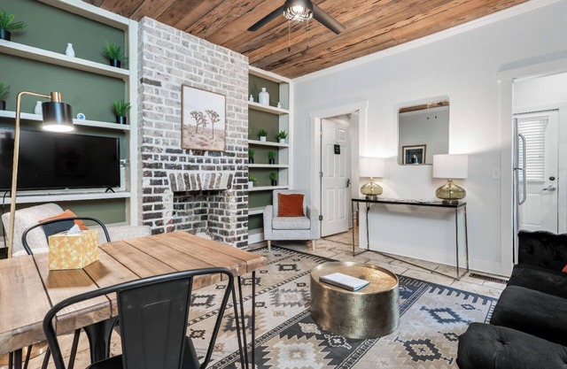 Historic District ★ Charming Duplex Cottage ★ 2APTS/5BDRS ★ Private Courtyard