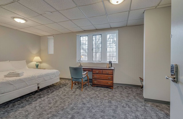 Historic Dorm Room in Music Row!