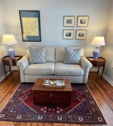 HISTORIC DOWNTOWN KING BED COTTAGE- PARKING and PATIO
