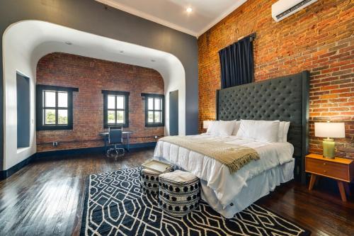 Historic Downtown Location Marshall Studio Escape