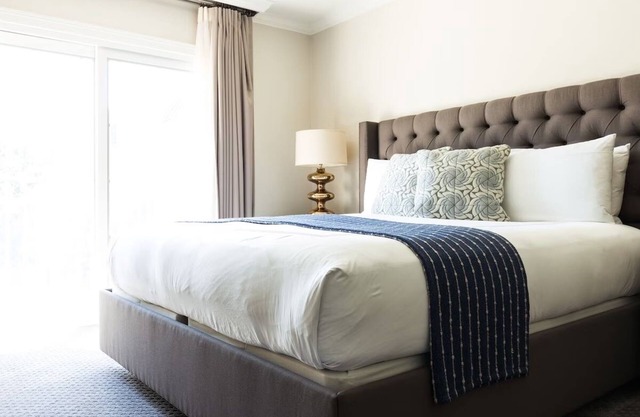 Historic Elegance Meets Modern Comfort – Enjoy On-Site Dining & Bar