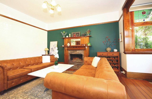 Historic English Manor in New Town | Euro-Inspired | Free Parking | Near Hobart”