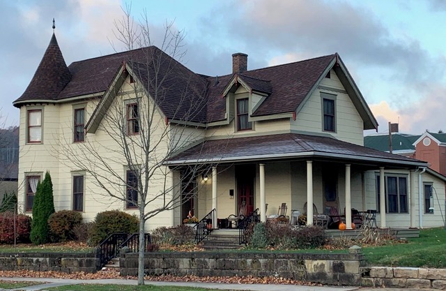 Historic Family 6-bedroom home on delightful 2nd Street in Oakland, MD