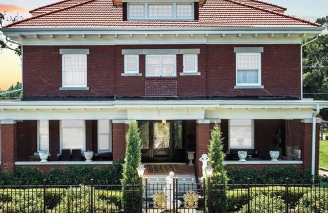Historic Farmer Mansion in the heart of Muskogee with 5 bedrooms and WiFi, AC.