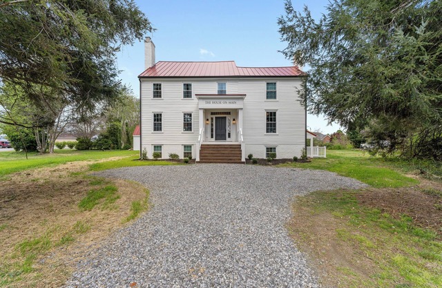 Historic Farmhouse Mansion w/8 working fireplaces